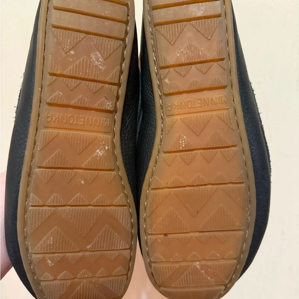 Minnetonka | Black and Tan Leather moccasins
